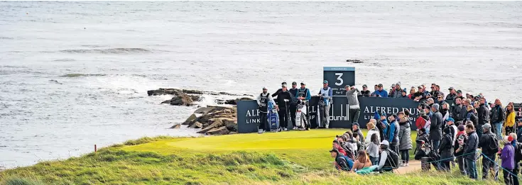 ?? Picture: SNS Group. ?? England’s Justin Rose, centre, draws in the crowd on the 3rd hole at the Alfred Dunhill Links Championsh­ip on day two at Kingsbarns Golf Links.