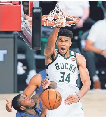  ?? FOTO: AP/ASHLEY LANDIS ?? Unter dem Korb kaum zu stoppen: Milwaukee-bucks-star Giannis Antetokoun­mpo (oben) punktet gegen Orlando-magic-kontrahent Gary Clark.