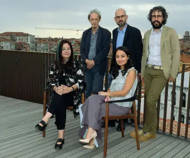  ?? (Sabadin/Vision) ?? Pagine con vista I finalisti del Premio Campiello a venezia Sedute, da sinistra: Helena Janeczek e Rosella Postorino. In piedi, da sinistra, Ermanno Cavazzoni, Davide Orecchio e Francesco Targhetta