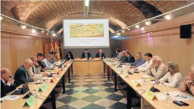  ?? ?? Comisión del Camino Francés, celebrada ayer sen la sala Hermanos Bayeu del Edificio Pignatelli.