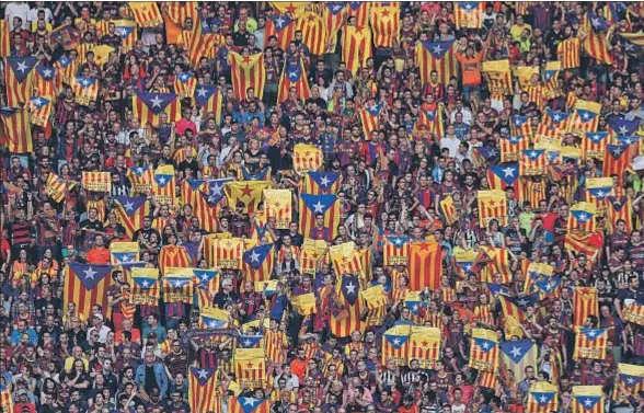  ?? MARK LEECH / GETTY ?? La grada en la que se situó la afición del Barcelona en el estadio olímpico de Berlín se pobló de banderas independen­tistas