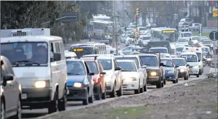  ??  ?? TRÁNSITO PESADO. Unas 150 mil personas se trasladan a diario de departamen­to por trabajo o estudio. Montevideo recibe casi el 75%.