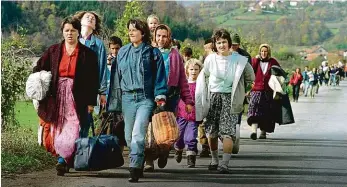  ?? Foto: Profimedia.cz ?? Už se nevrátily? Bosenské ženy v roce 1992 utíkají před srbskými silami z města Jajce.