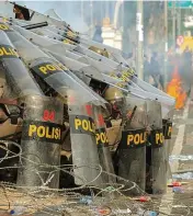  ?? ALLEX QOMARULLA/JAWA POS ?? MEMANAS: Aksi di depan Grahadi, Surabaya, kemarin. Sempat ada ketegangan antara demonstran dan aparat.