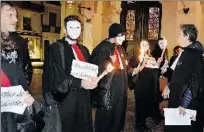  ??  ?? La mobilisati­on des avocats devant le théâtre de Béziers