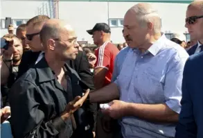  ?? AFP ?? El presidente Alexánder Lukashenko (derecha) conversó ayer con un obrero de la fábrica de vehículos pesados MZKT, en Minsk.