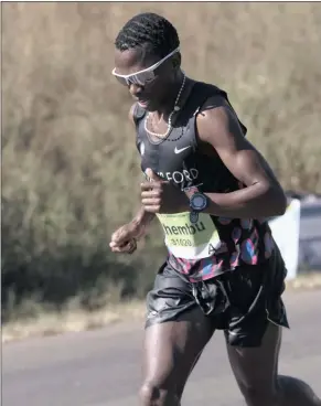  ?? Isithombe: BACKPAGEPI­X ?? UMPETHA weComrades Marathon ka-2017 uBongmusa Mthembu ujabulile ngokuthi lo mjaho uzophelela eMoses Mabhida Stadium, eThekwini, ngonyaka ozayo