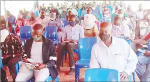  ??  ?? Assembling… Members of the community attending a meeting on veld fire outbreak at the Oshana region’s Uuvudhiya Constituen­cy on Monday.
Photo: Nampa