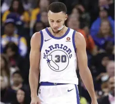  ?? JEFF CHIU/AP ?? PETAKA: Ekspresi bintang Golden State Warriors Stephen Curry saat melawan Atlanta Hawks kemarin. Dia tidak bisa menyelesai­kan pertanding­an karena cedera lutut.