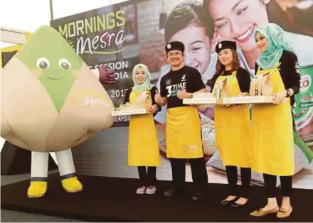  ?? PIC BY HALIM SALLEH ?? Petronas Dagangan Bhd retail business division marketing department head Abang Jimmy Abang Mordian (second from left) at the launch of Mornings@Mesra’s second phase in Seri Kembangan yesterday.