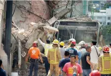  ??  ?? Grandes bloques de concreto y una antena de transmisió­n sepultaron medio microbús; los bomberos ayudaron a los 25 pasajeros a salir.