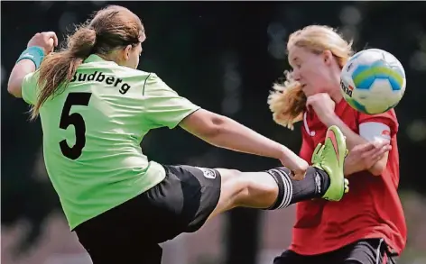  ?? FOTO: LINDEKAMP ?? Desiree Janßen (rechts) bezwang mit dem SV Haldern die zweite Mannschaft des SV Budberg.