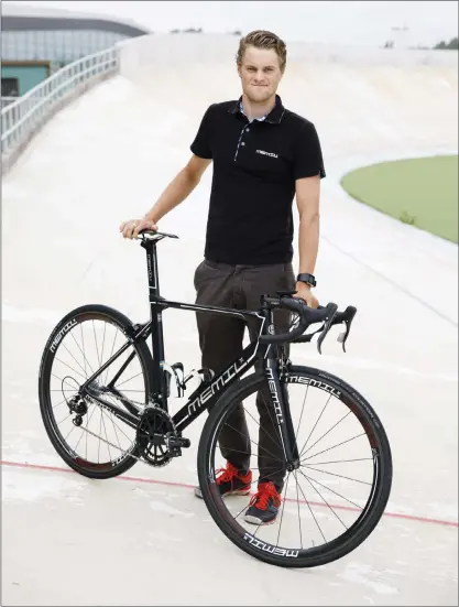  ?? FOTO: SEPPO SAMULI ?? SVENSK-TAIWANESIS­K CYKEL. Hiski Kanervas stall Memil Pro Cycling använder sig av svenska Memils cyklar som
är tillverkad­e i Taiwan.