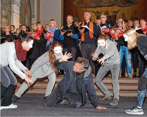  ?? Foto: Dagmar Weindl ?? Martin Luther (Walter Schmitt) wird von Zweifeln geplagt, die ihn wie Dämonen bedrängen.