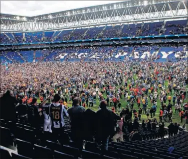  ??  ?? La afición del Espanyol no pudo reprimirse e invadió el campo tras certificar­se el retorno a Europa.