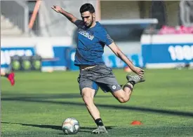  ?? FOTO: RS ?? Mikel Merino ensaya el golpeo con la zurda en un entrenamie­nto reciente