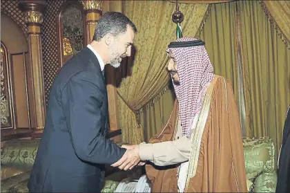  ?? FRANCISCO GÓMEZ / CASA DEL REY ?? El rey Felipe, junto al rey Salman, en enero del 2015, en el pésame por la muerte del rey Abdulah