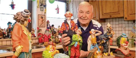  ?? Foto: Andreas Schopf ?? Die Clowns sind seine Leidenscha­ft: Hermann Waldenmayr aus Holzheim hat zur Faschingsz­eit in seinem Haus über 300 der Figuren aufgestell­t.