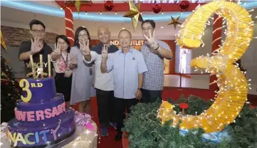  ??  ?? Chan (second right), flanked by Sim (right) and Jonathan, and others in a photo call to mark Vivacity Megamall’s third anniversar­y celebratio­n yesterday. – Photos by Chimon Upon