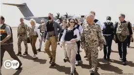  ?? ?? Annalena Baerbock à Gao pour rendre visite aux soldats allemands du Camp Castor