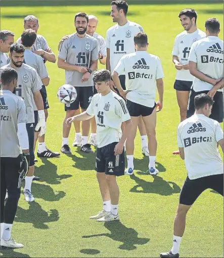  ?? Foto: efe ?? Gavi, en el centro, jugueteand­o con el balón antes de empezar la sesión de entrenamie­nto en La Rosaleda