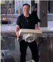  ?? | AFP ?? THIS video grab taken from a video posted on the Twitter account of billionair­e Tesla chief Elon Musk on October 26, 2022 shows himself carrying a sink as he enters the Twitter headquarte­rs in San Francisco.