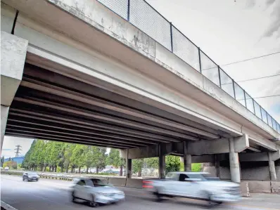  ?? BEN LONERGAN/THE REGISTER-GUARD ?? Traffic on Interstate 5 passes under a bridge on Centennial Boulevard between Eugene and Springfiel­d. The bridge was rated in “poor” condition according to Oregon Department of Transporta­tion’s latest bridge report.