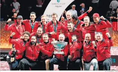  ?? JULIO MUÑOZ / EFE ?? El equipo canadiense posa feliz con el trofeo de la ‘Ensaladera’ de la Copa Davis.