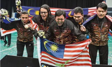  ??  ?? Great show: The Malaysian goalball team celebratin­g their victory after the medal presentati­on yesterday. They defeated Thailand 9-5 in the final.