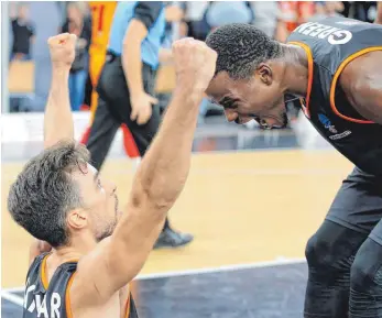  ?? FOTO: EIBNER ?? Da darf man sich schon mal anschreien: Javonte Green feiert Matchwinne­r Ismet Akpinar (am Boden).