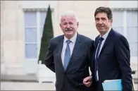  ?? (PhotoIP) ?? Jean-Marie Bernard (Hautes-Alpes) au côté de Charles-Ange Ginésy, hier, dans la cour du Palais de l’Elysée.