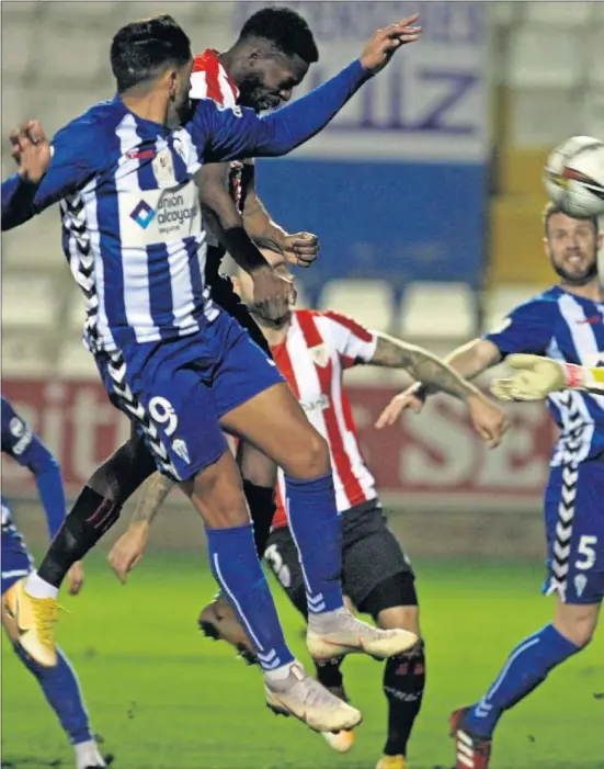  ??  ?? Iñaki Williams, ante la marca de Jona, remata de cabeza en el gol del triunfo tras una falta botada por Munian.