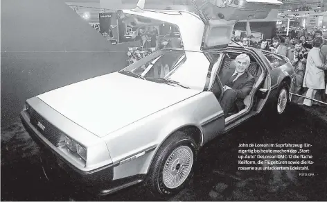  ?? FOTO: DPA ?? John de Lorean im Suprfahrze­ug: Einzigarti­g bis heute machen das „Startup-Auto“DeLorean DMC-12 die flache Keilform, die Flügeltüre­n sowie die Karosserie aus unlackiert­em Edelstahl.