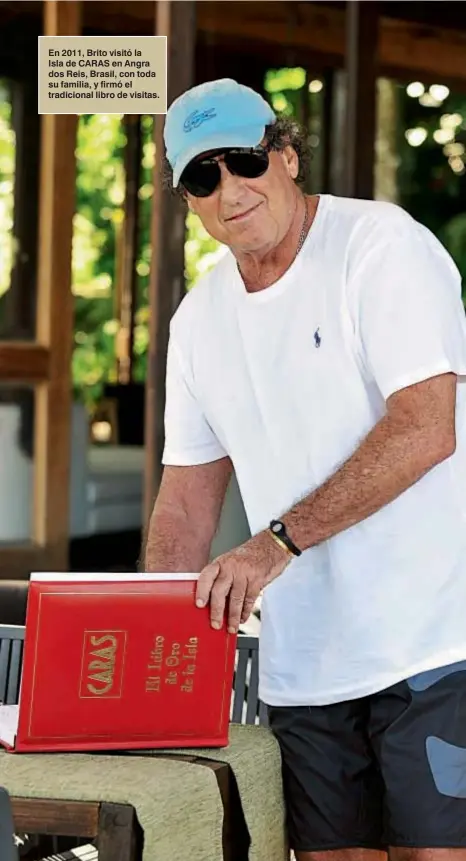  ??  ?? En 2011, Brito visitó la
Isla de CARAS en Angra dos Reis, Brasil, con toda su familia, y firmó el tradiciona­l libro de visitas.