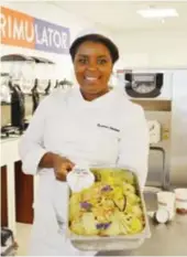  ??  ?? GLASS-SM. Hosanna Amanuel från Aryam i Sundbyberg tog hem flera utmärkelse­r för sin glass. Hon är bagare, konditor och chokladmak­are i botten.