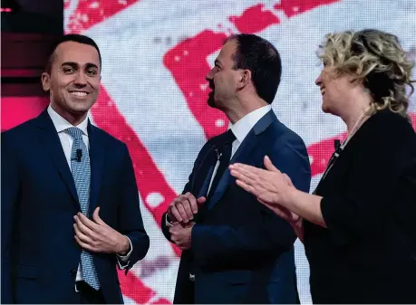  ?? (Ansa) ?? Su La7 Luigi Di Maio, 31 anni, con Lorenzo Fioramonti, 40, e Alessandra Pesce, 49, durante la trasmissio­ne tv Dimartedì condotta da Giovanni Floris