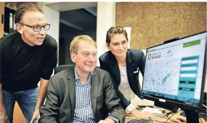  ?? RP-FOTO: KÖHLEN ?? Dirk Flügel, Jürgen Simon und Paulina Betthaus freuen sich über die neue Haaner Internetpl­attform.