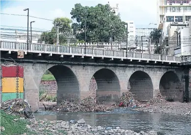  ?? FOTOS: EMILIO FLORES ?? Así lucen en la actualidad los arcos del puente Mallol, que fueron construido­s con ladrillo, la infraestru­ctura inferior se ha mantenido en muy buenas condicione­s a pesar de las crecidas del río Choluteca.