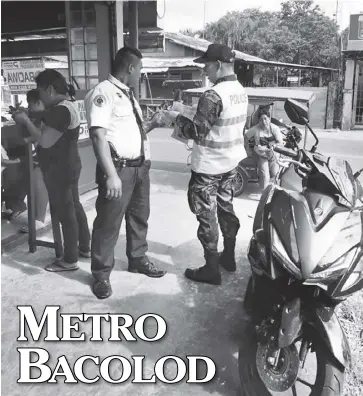  ?? CARAVAN BCPO/FACEBOOK ?? A police officer shows this security guard in Barangay Granada, Bacolod City an informatio­n education material (IEC) that contains safety instructio­ns during a bomb threat. Distributi­on of IEC materials is a part of the Bacolod City Police Office’s...