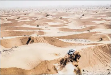  ?? ?? Carlos Sainz y Lucas Cruz conducen el Audi durante la séptima etapa del Dakar 2022 en Arabia Saudí.