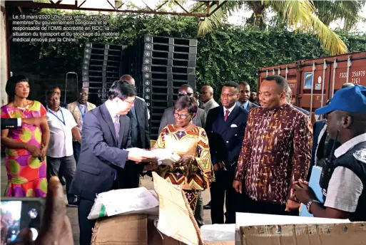  ??  ?? Le 18 mars 2020, Zhu Jing vérifie, avec des membres du gouverneme­nt congolais et le responsabl­e de l’OMS accrédité en RDC, la situation du transport et du stockage du matériel médical envoyé par la Chine.
