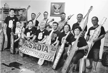  ??  ?? Mabong (seated third left), sape master Justin Jarop (seated third right) and some participan­ts of the ‘sape’ class organised by Asadia.