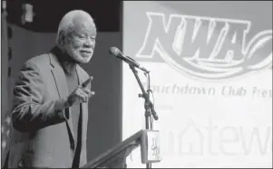  ?? NWA Arkansas Democrat-Gazette/David Gottschalk ?? CLUB CODA: Former Arkansas basketball coach Nolan Richardson speaks Wednesday at the Northwest Arkansas Touchdown Club luncheon at Mermaids Seafood Restaurant in Fayettevil­le.