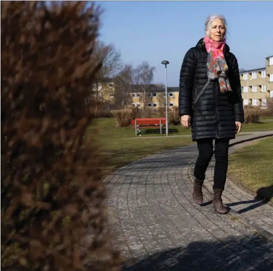  ??  ?? Sundhedspl­ejerske Lisbeth Knudsen er ofte på familiebes­øg i boligområd­et Tingbjerg i København. Her forsøger hun at motivere foraeldren­e til at sende deres barn i vuggestue. Foto: Gregers Tycho