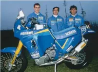  ??  ?? En 1990, Yamaha France présente une équipe de choc pour enfin amener la Super Ténéré vers le succès au Lac Rose. Autour du fidèle porteur d’eau Gilles Picard, Stéphane Peterhanse­l et le quintuple vainqueur Cyril Neveu.