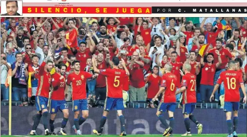  ??  ?? AMBIENTAZO. El Santiago Bernabéu se llenó en la victoria de España contra Italia que acercó a La Roja al Mundial de Rusia 2018.