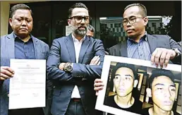  ?? FEDRIK TARIGAN/JAWA POS ?? TERKAIT NARKOBA: Jeremy Thomas (tengah) melaporkan penganiaya­an yang dialami anaknya, Axel, ke Divisi Propam Polri di Jakarta kemarin (17/7). Axel diduga dianiaya oknum polisi.