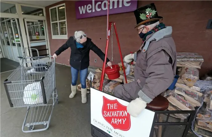  ?? STUART CAHILL / HERALD STAFF ?? AN ANNUAL FIXTURE: Paul Murphy rings his bell for the Salvation Army at the Weymouth Stop & Shop on Thursday.
