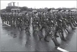  ?? MIGUEL DE GUZMAN ?? Members of the Armed Forces and Philippine National Police rehearse for the 120th Independen­ce Day parade at the Quirino Grandstand in Manila yesterday.
