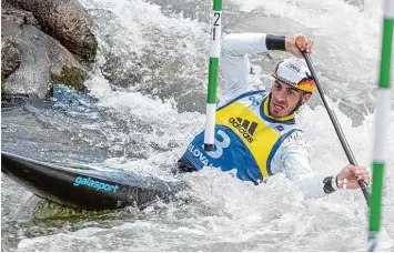  ?? Foto: dpa ?? Hauchdünn mit einem Vorsprung von 0,07 Sekunden gewann Canadierfa­hrer Sideris Tasiadis (Mitte) von Kanu Schwaben Augs  burg das Weltcup Rennen in der Slowakei.